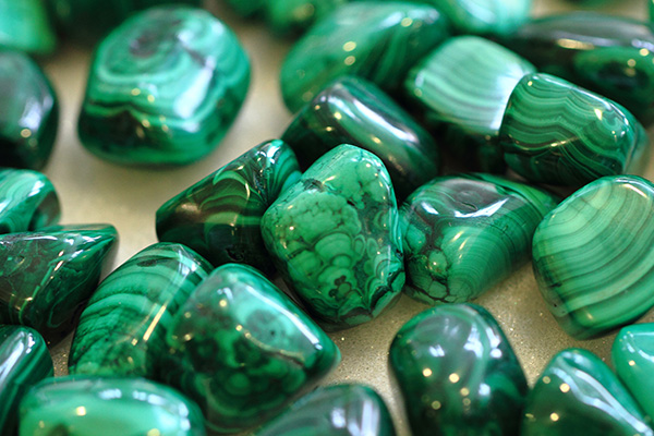 Mehrere Malachit-Steine in verschiedenen Grüntönen und Formen