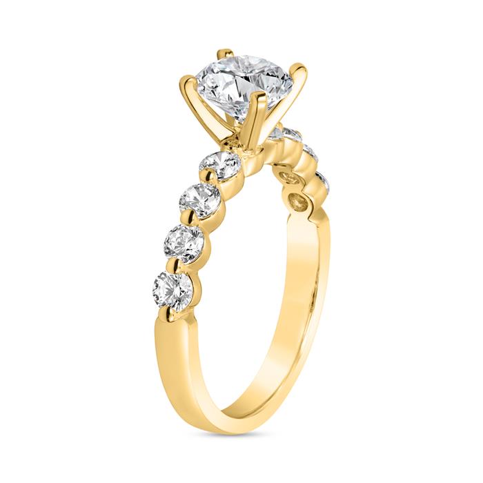 Engagement ring set with diamonds in yellow gold