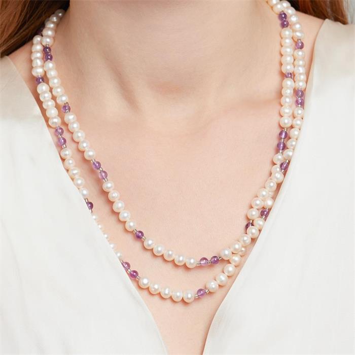 Perlenketten in lila-weißen Farbtönen