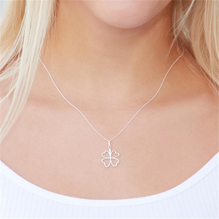 Necklace with cloverleaf pendant in silver