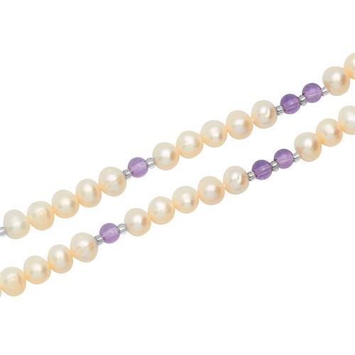 Perlenketten in lila-weißen Farbtönen