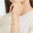 Pulsera figaro con placa grabada rosa