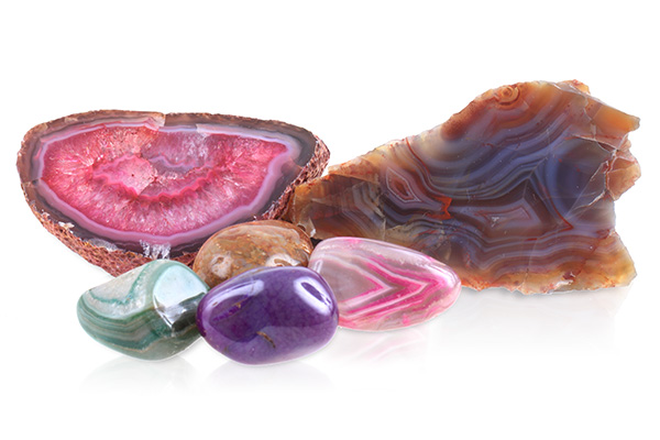 An agate geode is depicted next to agate gemstones in various colours
