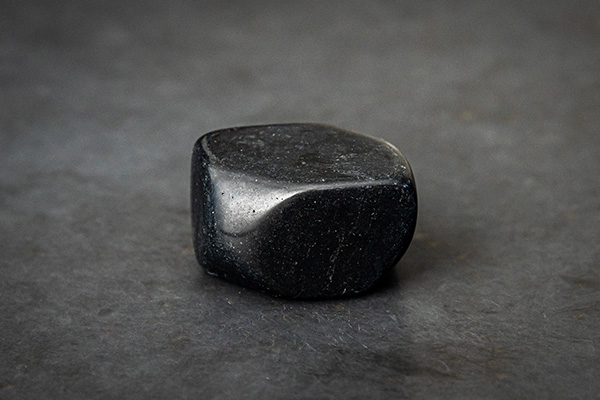 An onyx on an anthracite surface