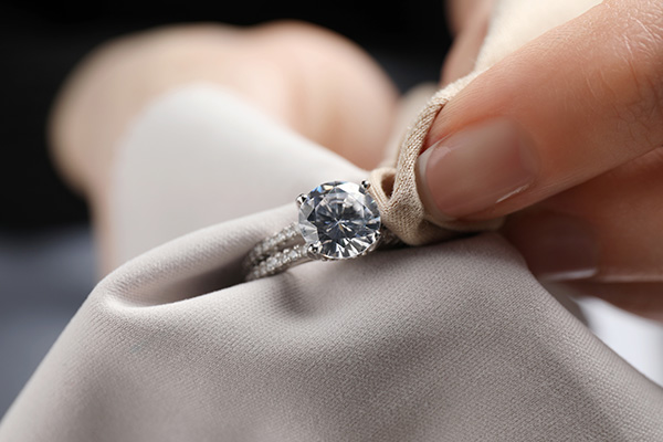 An engagement ring with a cleaning cloth